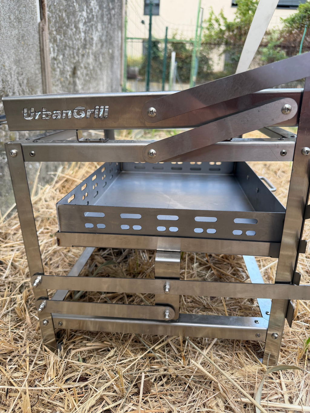 Urban Grill™ – BBQ portable pivotant avec hauteur de charbon réglable
